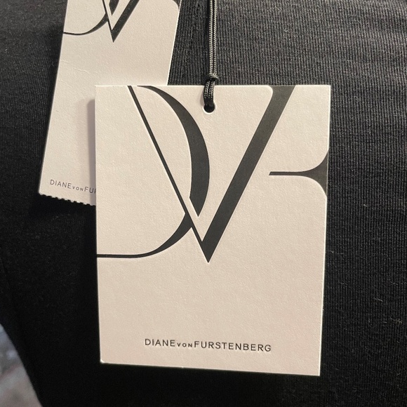 Designer Diane Von Furstenberg form fitted dress - Picture 4 of 5